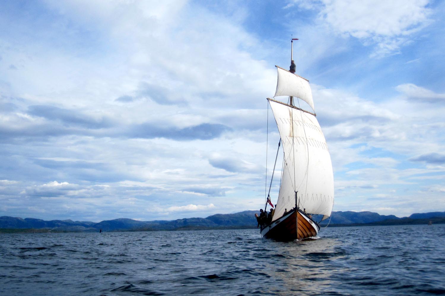 Seiling-Fosen-Folkehogskole-seiltokt-raseil-afjordsbat-viking Seilbat med raseil og toppseil