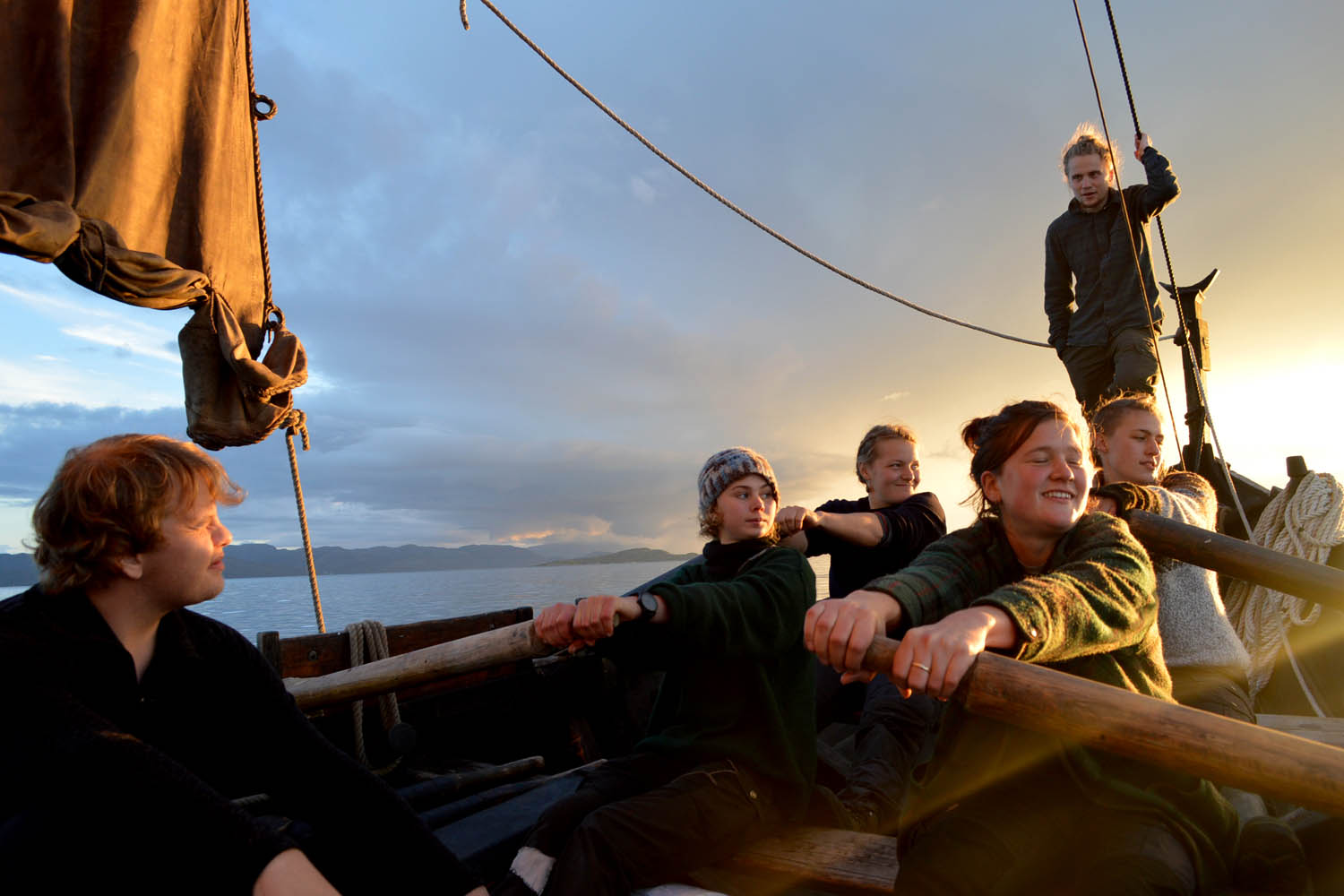 Seiling-Fosen-Folkehogskole-roing-solnedgang-trebat Kystfriluftsliv med Fosen Folkehogskole: Seiling med apen tradisjonsbat