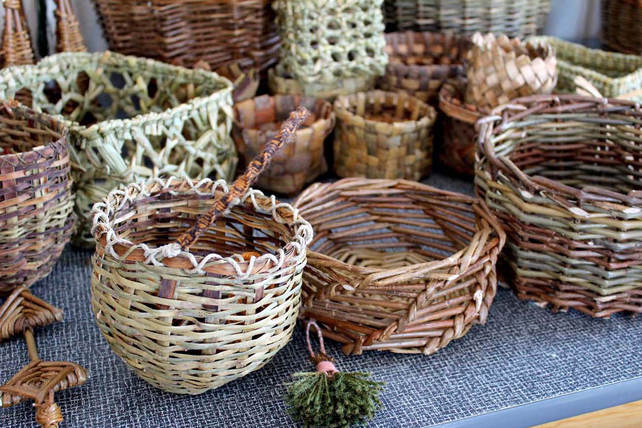flette-kurver-pil-siv-bark-basket-weaving Mange kurver flettet i pil, siv og bark