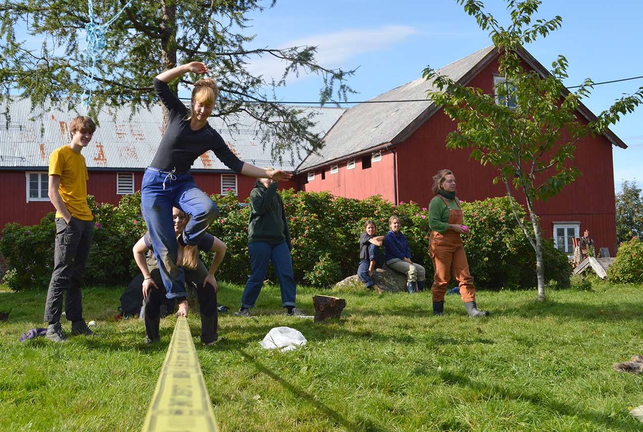 slackline-fosen-folkehogskole Elev gar pa slakk line i pausen pa garden