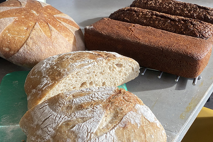 Surdeigsbrød baking